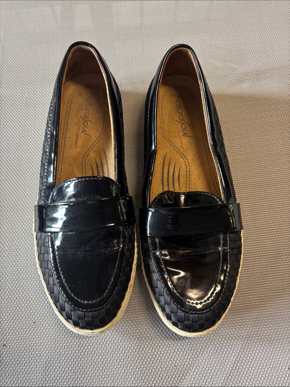Natural Soul Black Patent Penny Loafer sneakers sz 7 with Woven Trim EUC